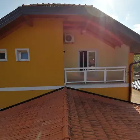 Apartman Lea *